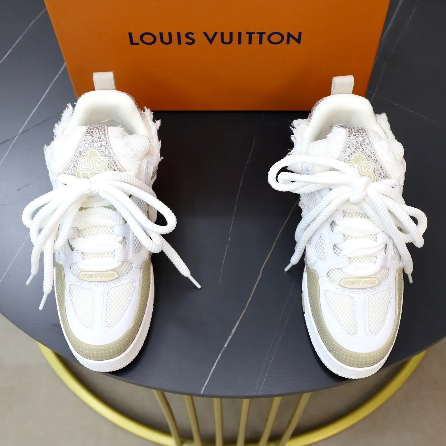 Ex-factory price: 860💰LV Couple👫Louis Vuitton TRAINER sneakers classic Louis Vuitton men's artistic director Virgil Abloh picked inspiration to create this LV Trainer sneaker. Yingze crystal inlays present a colorful effect. VS can be matched with two gorgeous effect colors. The LV letter logo badge on the tongue is gorgeous and noble. The LV letter is decorated on the side. The outsole is decorated with a Monogram flower pattern. It shows the trend of elegance and nobility! Men's and women's models: 35-46
